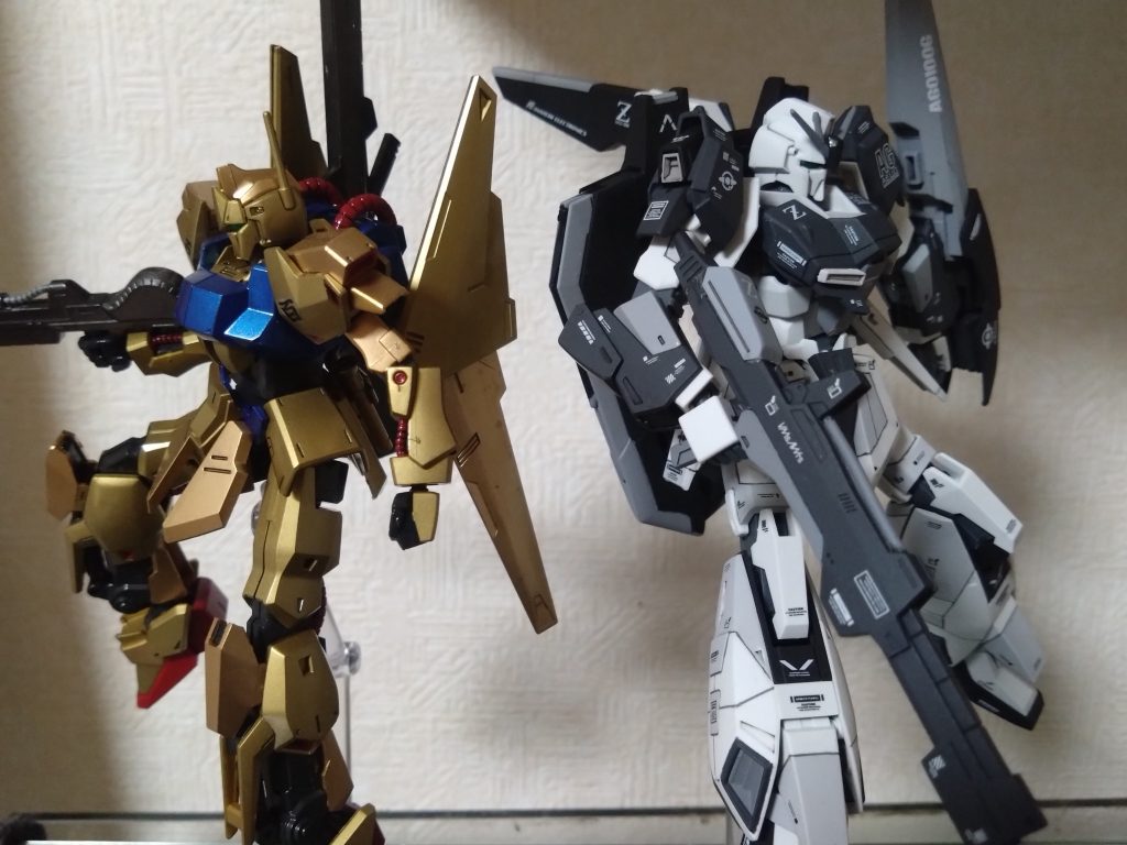 なんか過去最高の閲覧数増えてビックリしてます。背景が真っ白で白黒写真にしか見えないと指摘をうけましたので、先日上げた百式とツーショットのオマケを追加しました！