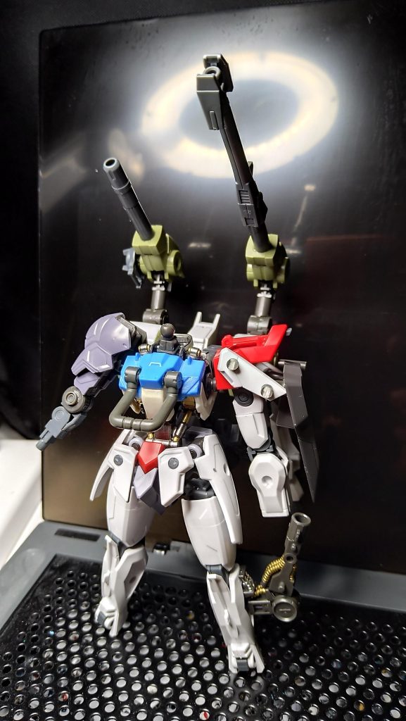 最初の方で撮った画像ですが、この後の作業中に腰のパーツが飛んでってしまったので、まるっと腰を作り変えました。今も消えたパーツは見つかっていません😨