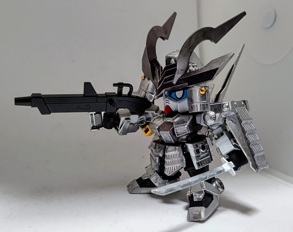 鬼武蔵は織田信長に仕えた武将森長可の別名から。それにしても刀の塗装、雑やな・・・。