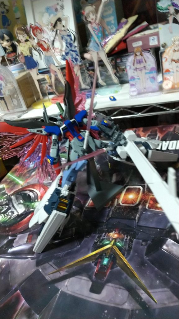 また膝部はビームサーベルがあるため接近されてもある程度対応ができる。(ぼやけてしまった、申し訳無いです🙏)砲身にもコンデンサーを搭載。機体電力と合わせサポートする役割を持つ。砲身本体はかなりの耐熱性があり、交換する必要が無くなりさらにビーム系も切り替える事により使用可能になった。これによりリニアキャノンと大型ビーム砲、大型ビームサーベルを使用可能になった。砲身後方にはミサイルポッドを搭載しており無くなったら回転するリボルバー方式を採用している。そしてデスティニーのシルエットシステムだった以前のゼウスシルエットから核動力系機体はもちろん、バッテリー式のMSも運用可能になった事により汎用性が向上した。ちなみにデスティニーやストライクフリーダム、インフィニットジャスティスのようにバックパックに武装がついてる場合はパージしなければならなかったがそのままの状態で運用可能になった。また胸部追加パーツも無くなった。単独飛行も可能。