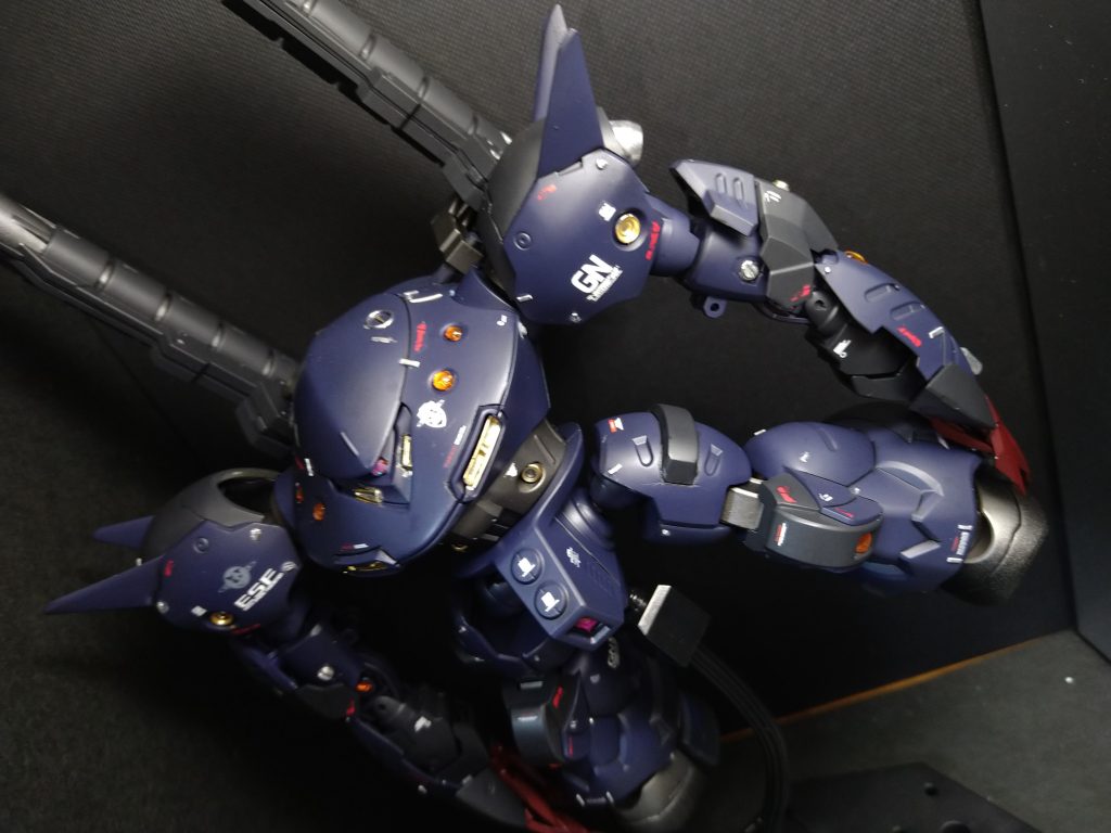 背部GNバズーカ。火力不足を解消するための後付武装。