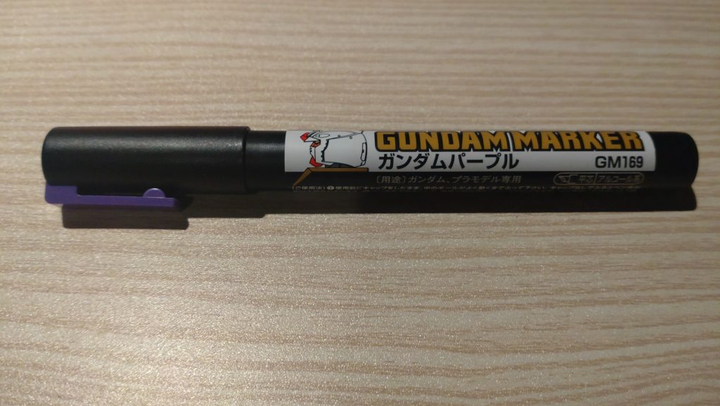 マーカーセットのガンダムパープルで青を紫に塗装フレームはガンダムブラックと艶消しトップコート。一部バーニア等にガンメタ。メッキシルバーを使用しています。他は成型色です。