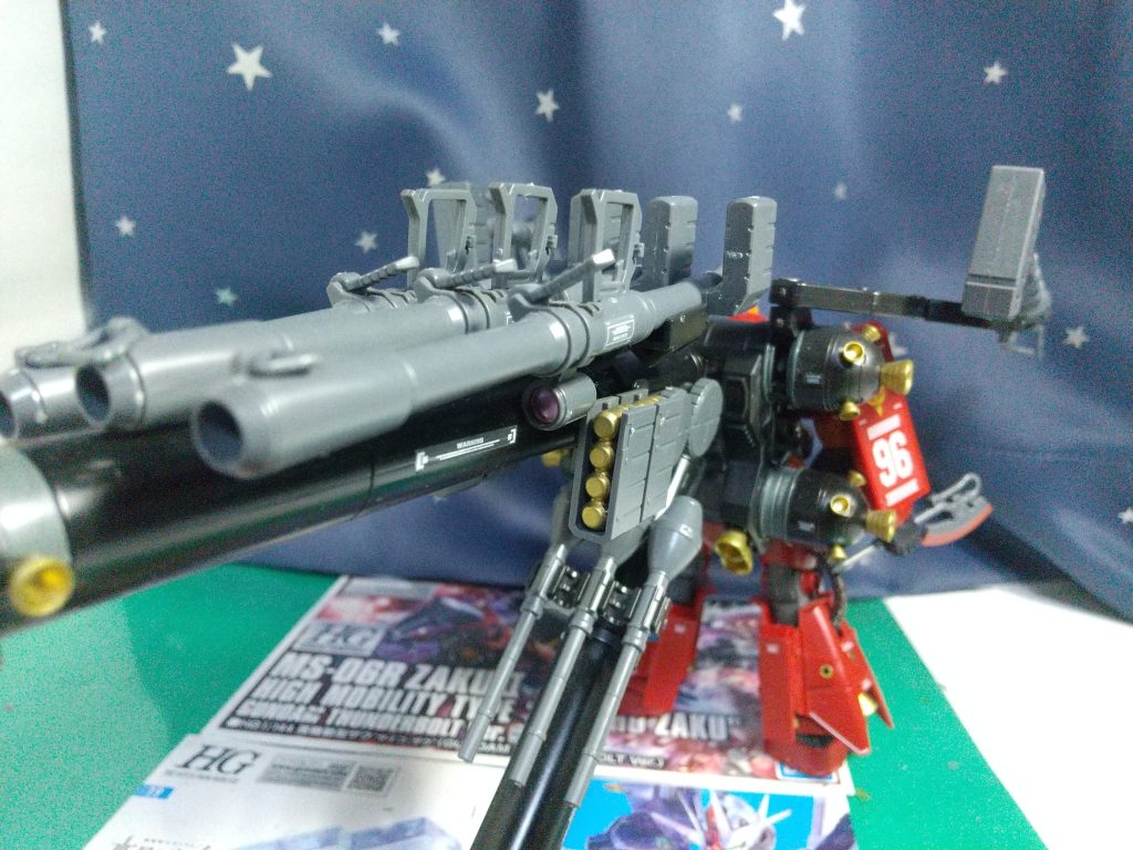 箱のイラストに一目惚れしたんですが、組み立てられる自信がなくて30分くらい悩んで購入しました。殺意マシマシの武装が大好き。ジャイアント・バズとザク・バズーカが特にお気に入りです。付属のマーキングシール貼ると兵器感が増してとてもカッコイイ。