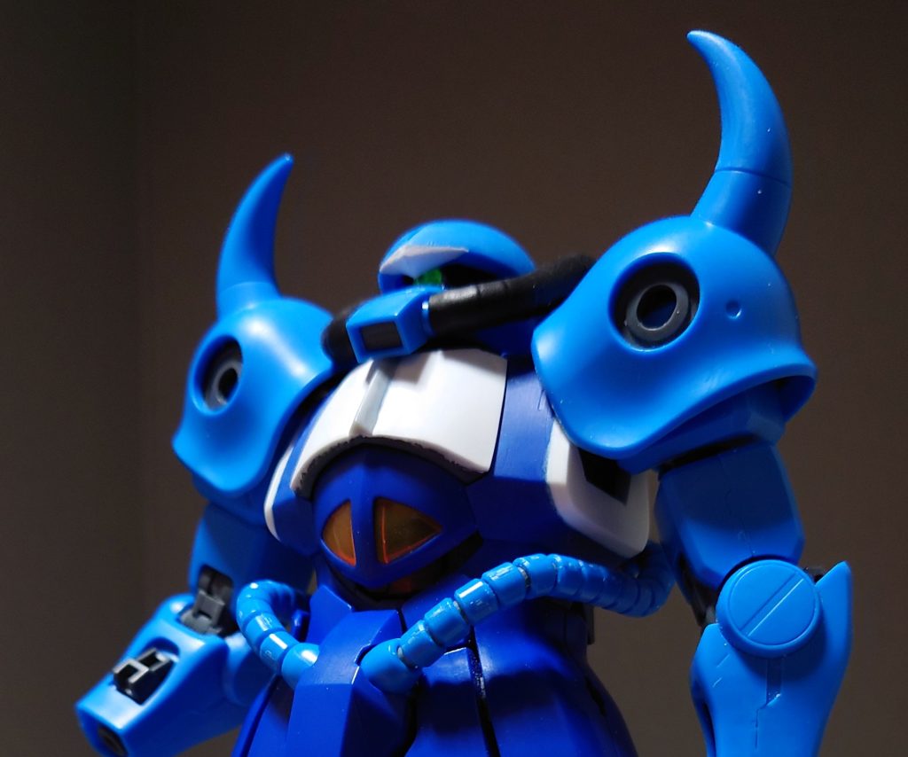 胸板の厚みが欲しかったので0.5ミリプラ板を貼り付け、中央部分にプラ棒でアクセントをつけました