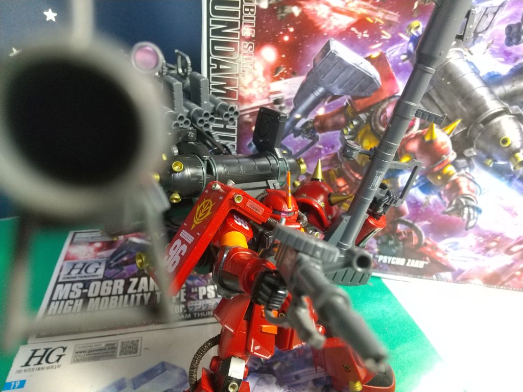 銃口向けられると緊張感がでますね。ポージングが苦手なので、弟に手伝ってもらいました。弟よありがとう。