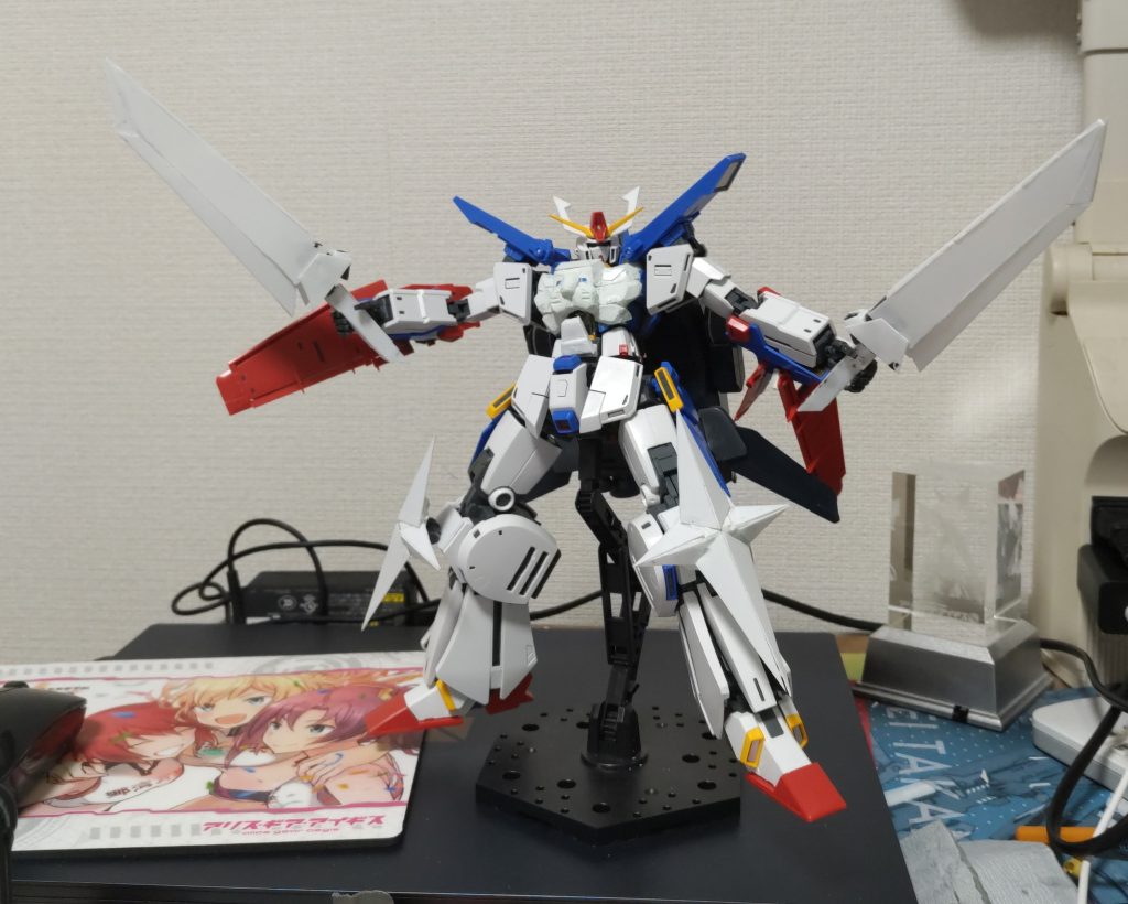 ミノフスキー・ザンバーは完全再現とは言えないかもしれませんが、プラ板ベースでかなり近い形になったと思います。