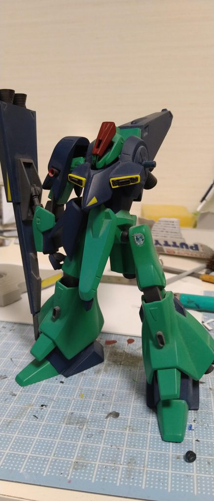 股関節はボールジョイントに変更。とても分かりずらいですが、大腿部は一応プラ板にて延長