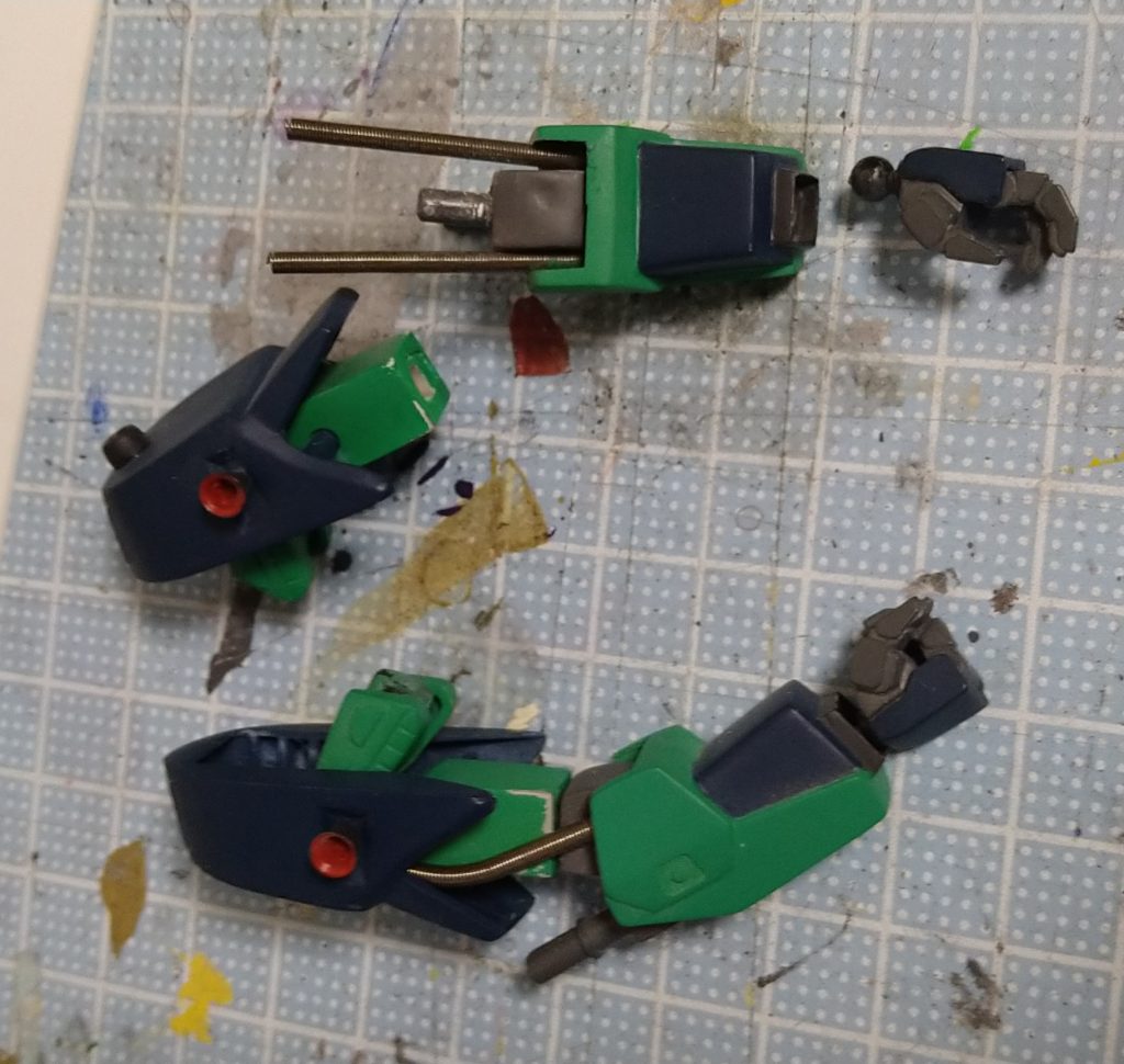 腕部は関節部を加工。動力パイプをスプリングで表現 ハンドパーツは1/144のジェガンから拝借しボールジョイントに変更しています。