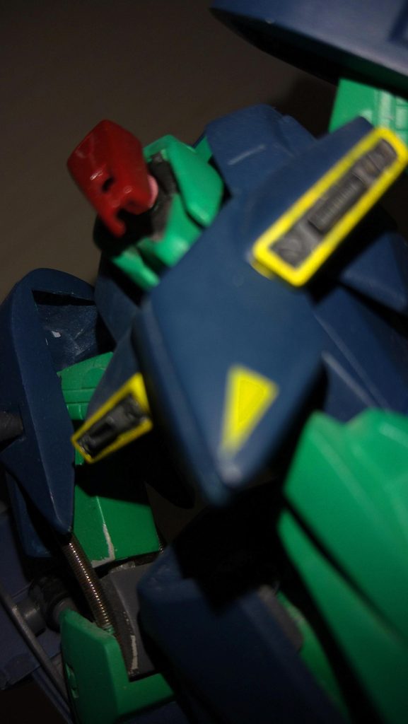 頭部 奥にはちゃんとモノアイがあります。赤いバイザー部分は絶版品旧HGダブルゼータのコックピットハッチを加工しています