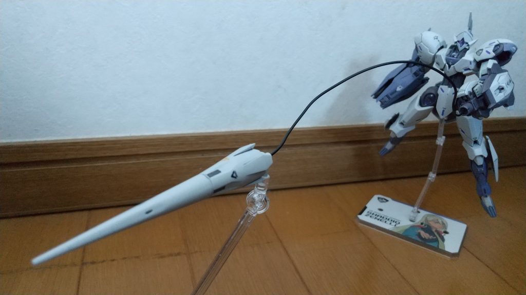 ジャベリンブレイザーのランス部分射出。ランス部分は一部モナカで合わせ目が出るので、がんばって消しました。リード線のテンションが思ったより強いせいで、勝手に動くのでポージングに苦労しました。