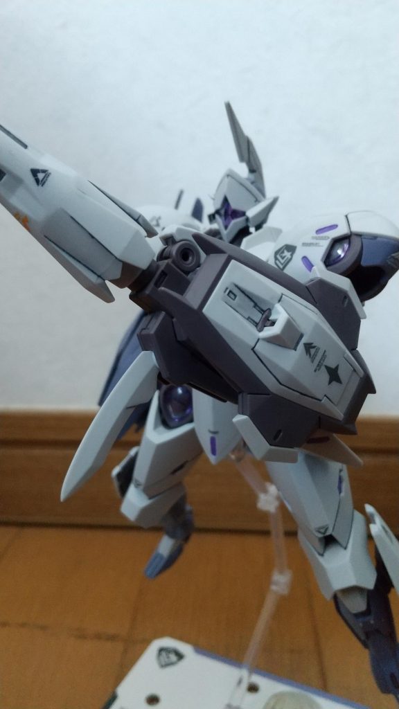 ジャベリンブレイザー下部のブレードを展開。ブレードの先端は結構丸いのでヤスリで削って尖らせました。ジャベリンブレイザーはいろいろギミックが仕込まれていて、結構遊べます。