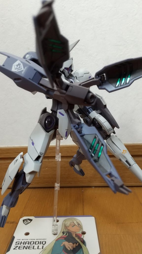 ビームブレイザー展開。内部はグレーで塗り分けた後、付属のシールを貼っています。