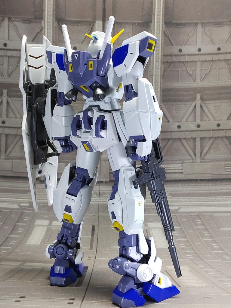 搭載されたAIが「K.B.」なので機体の青い部分はMSブルーZ系で塗装。白はMSホワイト黄色は成形色に半光沢のトップコートのみ赤はタミヤ イタリアンレッドヒザの先端やダクトはガンダムマーカー MSメカグレーで塗装しました。関節等ABSを使用しているパーツは破損回避のため無塗装です。