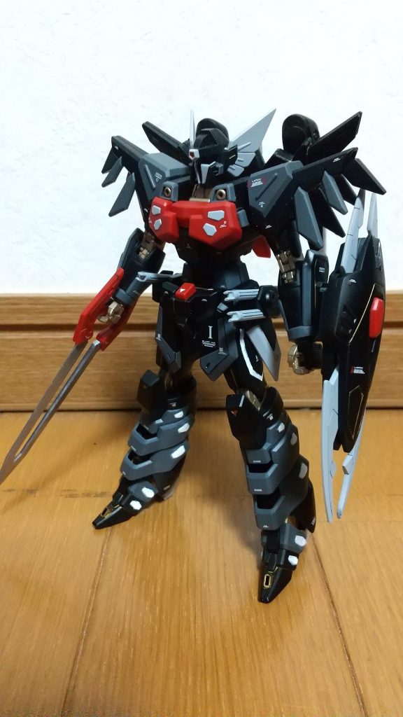 マントなし素立ち。今回デカールはRBコーションデカールのホワイト&レッドをメインで使用していますが、黒地に赤のデカール貼ってもほとんど目立ちませんね…