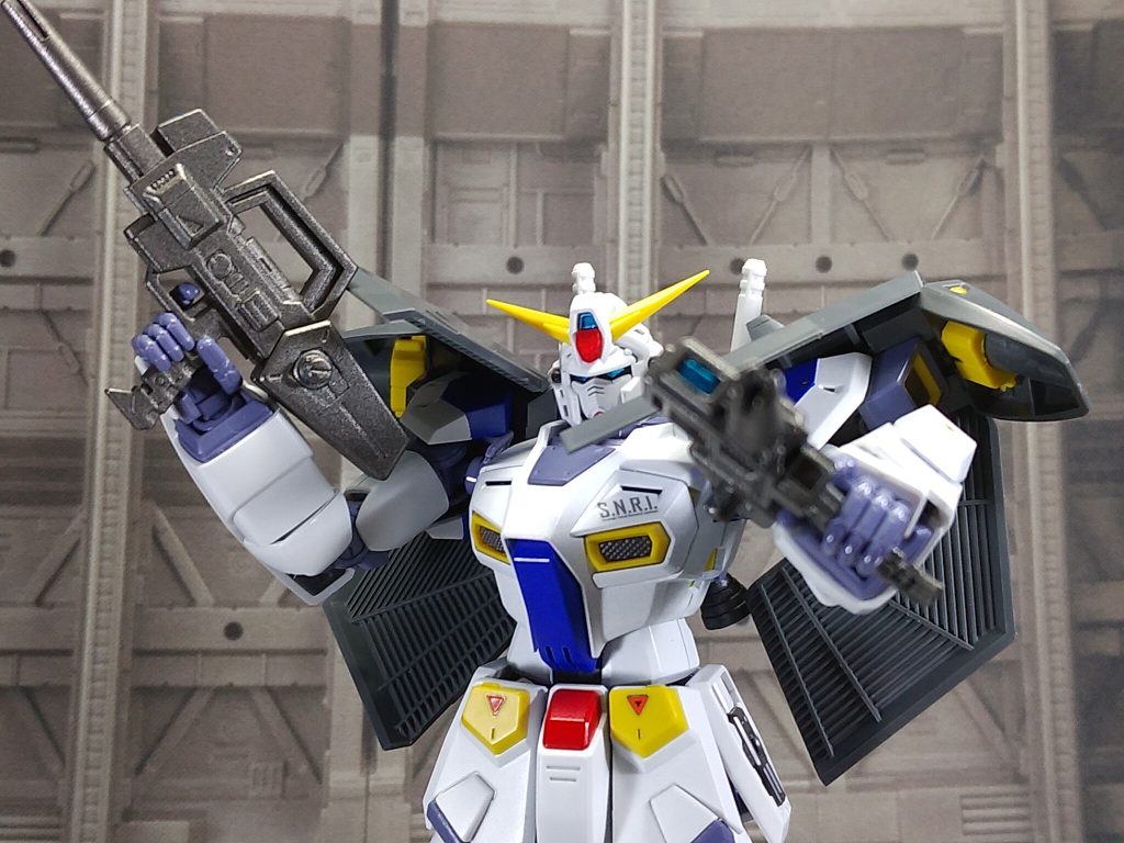 2丁持ちもアーマーが干渉して漫画のシーン再現が難しいです。