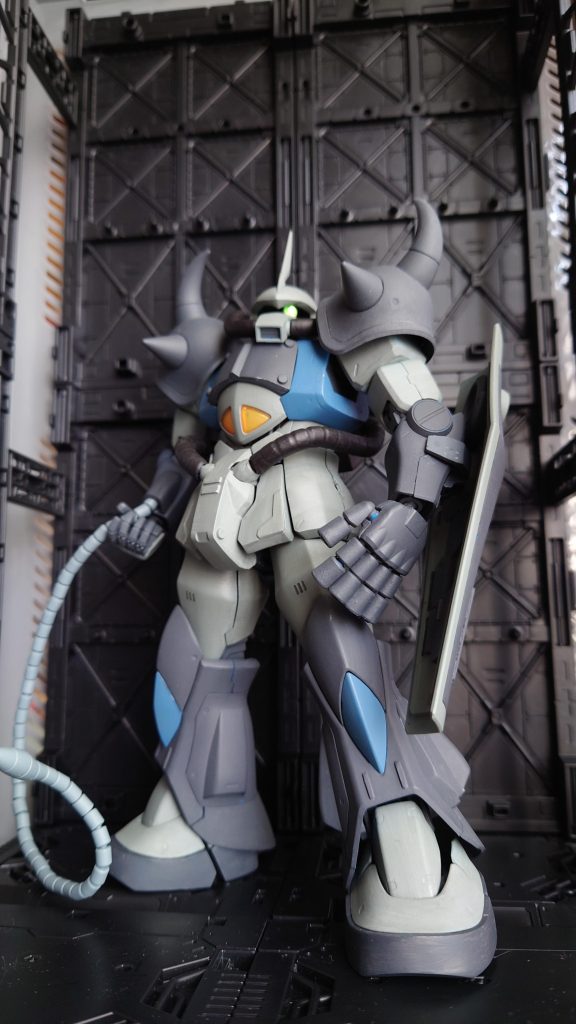 薄いグレー系の筆塗りはムラが出て難しかった青はミディアムブルーなので本当はもう少し落ち着いた色なんだけど、写真が下手だからかなり青々しく見えるフィンガーバルカン動かしちゃったら付け根の塗装が剥げてるのが悲しい…