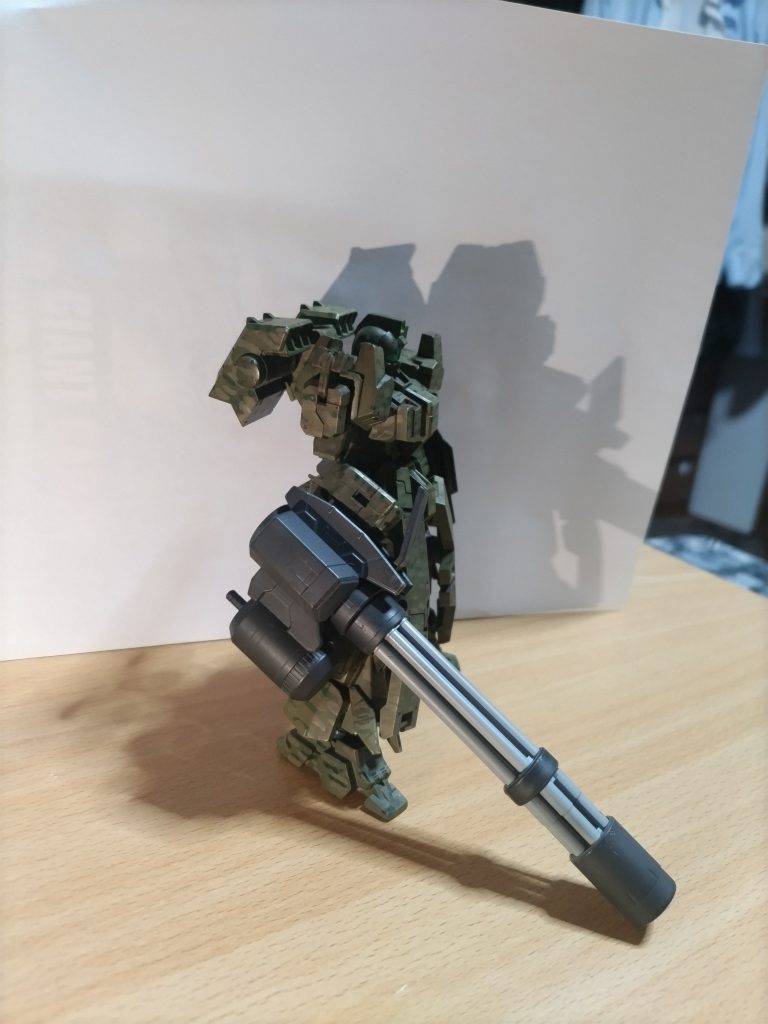 左横左拳のパーツを無くしたので手の甲のパーツで埋めて大胆にガトリングを取り付けました。