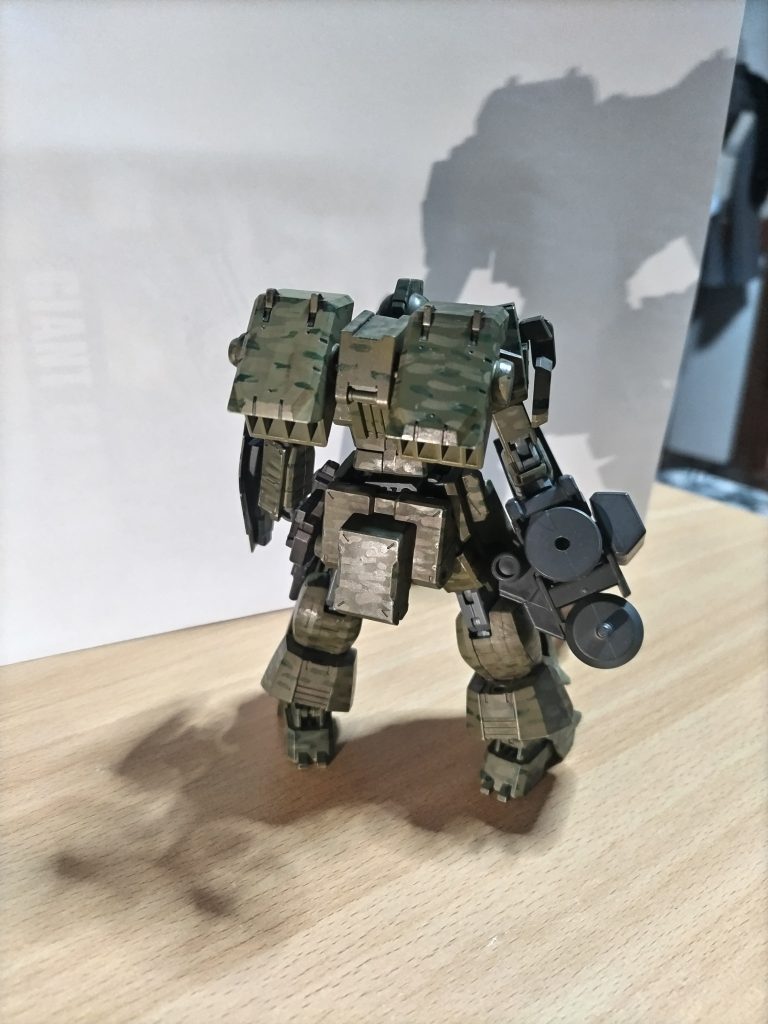 リアこんな感じて作りました。重装甲を急ごしらえのバックパックでしのぐイメージ