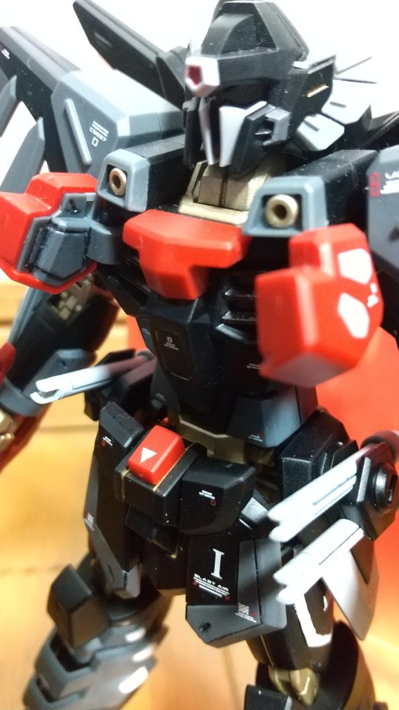 胸部オープン。さすがに針は出ません。内部をガンメタで塗装したのですが、元の色が黒のせいかほとんど分かりません。