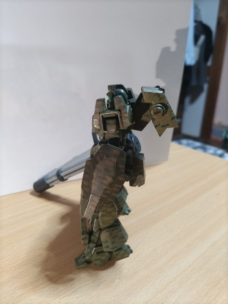 右横ケルディムのシールドを丸ごと塗装して宇宙世紀っぽく