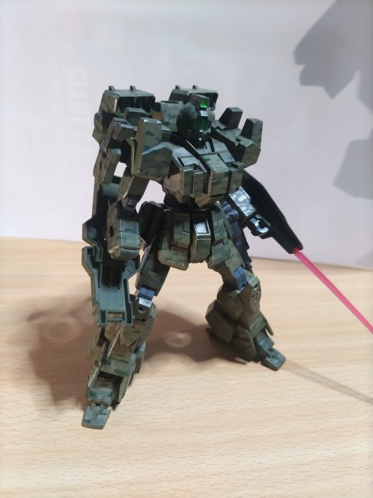 ガトリングと脚部装甲を外して取り替えて近接仕様にできたりします。敵に近づかれたときの対抗策みたいな武装はジャイアントガトリング腕部シールド(+ビームサーベル)脚部シールドマシンガン