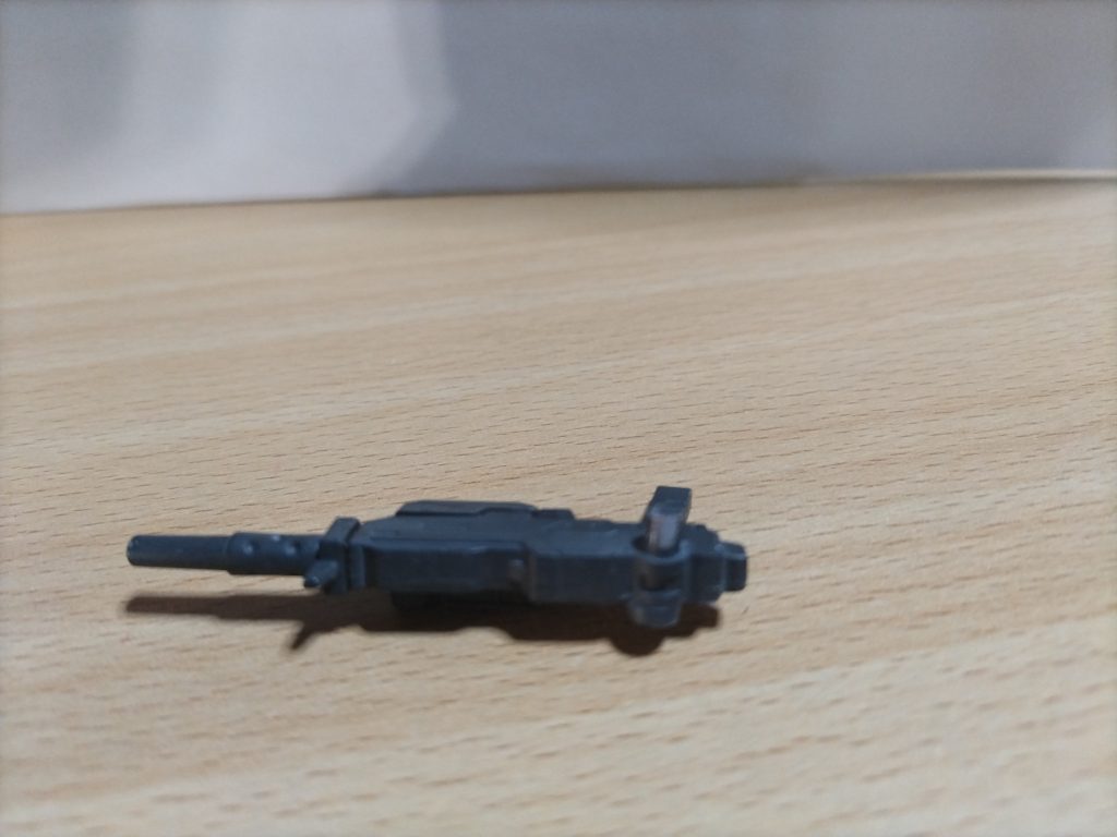 横のマシンガンはこんな感じで穴を開けて3mm棒を挿すだけ