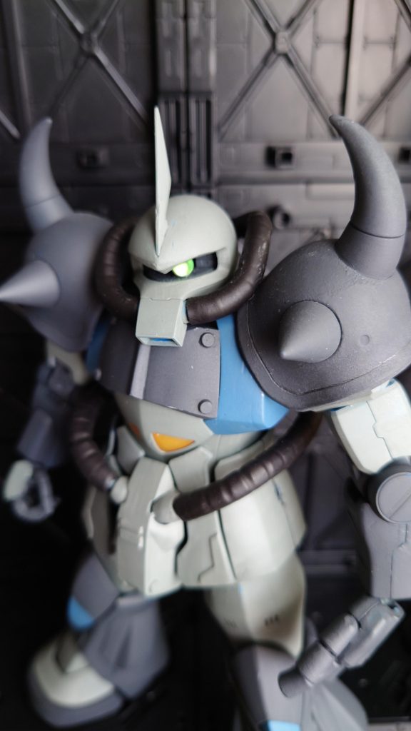 ワル顔になるように額をプラ板加工で中央部分を下げつつ尖らせてます。モノアイは定番の100均デコシール「グポーン」してるみたいに見えるけど光が反射しただけです。