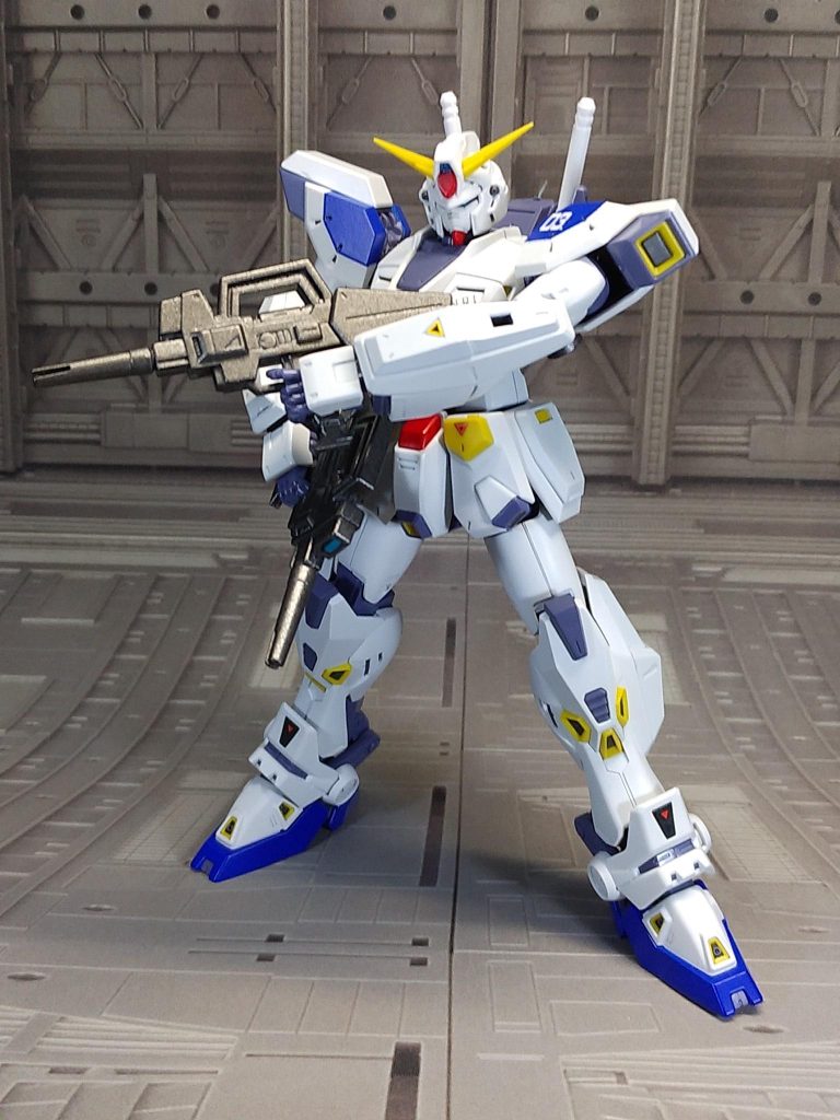 アーマーがなければ良く動きます。ビームピストルはF90のビームライフルの銃身のパーツを外し、銃口のパーツを本体に接着、ガンメタルで塗装した簡単なものです。