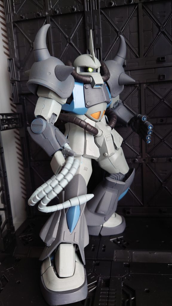 やっと入手できたグフだから最初はストレート組みしようと思ったけど少しスリムすぎると感じたのでちょっとだけ部分的にプロポーションいじりました。肩幅増幅、胸板厚み増し、スネ横幅増幅なんかアチコチ色剥げや塗りムラがスゴい老眼のせいか写真撮ってから初めて気づくコトが多い💦