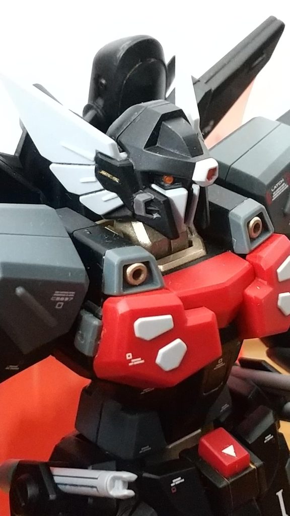 頭部アップ。モノアイはHアイズ ミニ(ピンク)の1.2mmの裏側をメタリックレッドで塗装して、瞬間接着剤で貼り付けました。