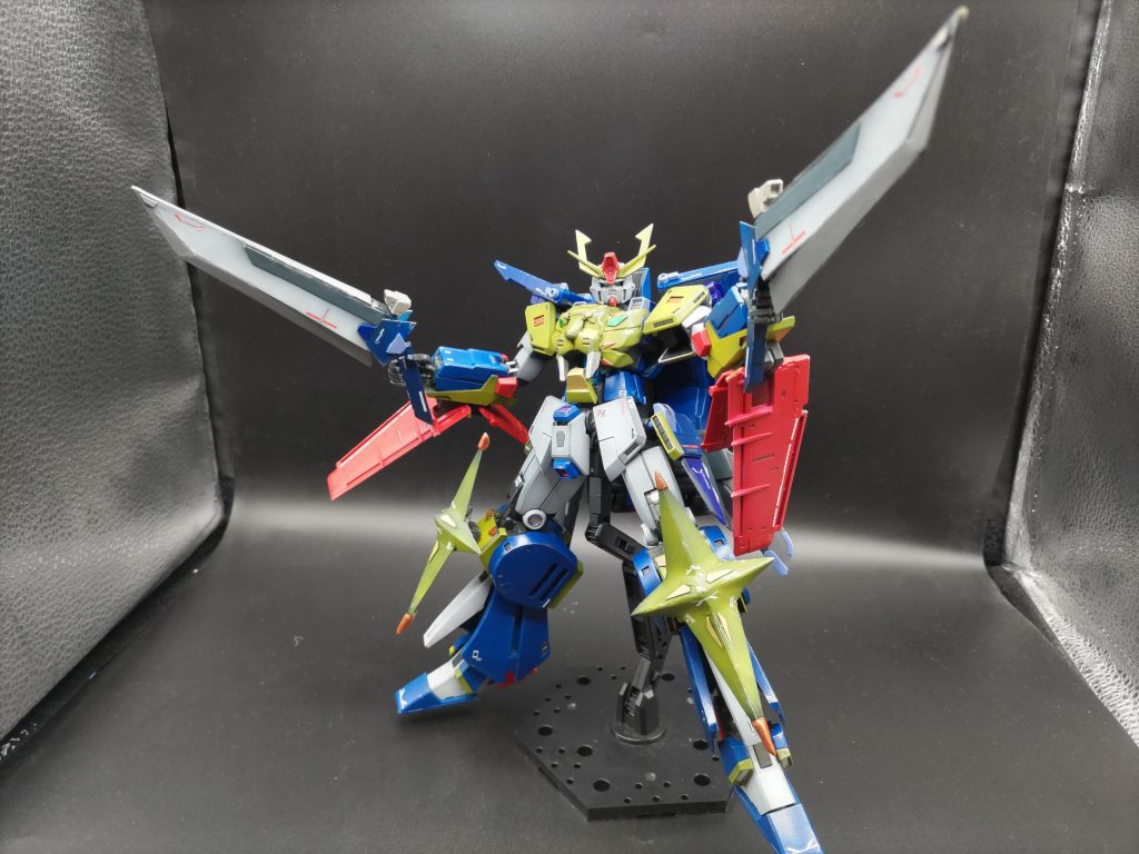 グリップの部分にはコトブキヤのジョイントと、カスタムパーツ(昔のガンプラのおまけ?)を用いることでライフルモード(トライブラスター)も再現しています。