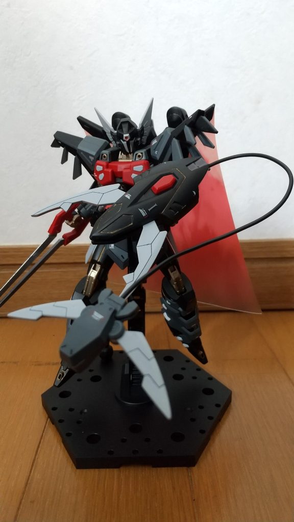 ロック・シールド・スヴァローグ。クローは先端を少し削って尖らせています。上側のクローはリード線で射出状態を再現できます。リード線はわりと太いので支えがなくても一応浮かせられます。