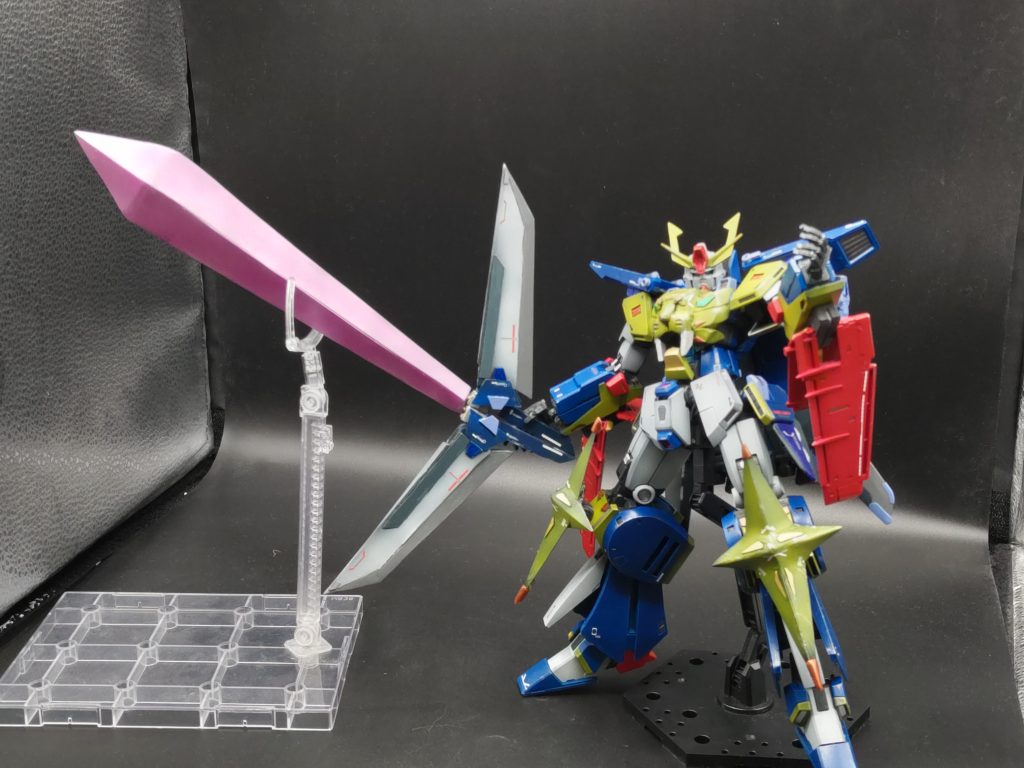 また、ミノフスキー・ザンバーを合体させ、自作のエフェクトパーツを付けることで、必殺技である、「超剣ミノフスキー・トライバースト」を再現しています。