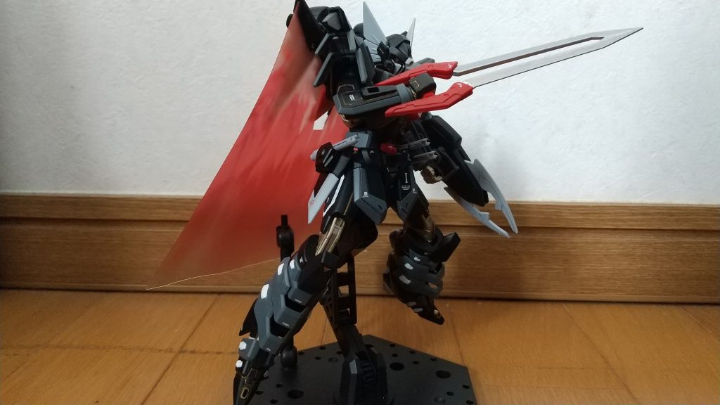 マント着けてポーズとらせてみました。付属のビームマントエフェクトは劇中の感じがわりとよく再現されていると思います。近接対装甲刀ディス・パテールは先端をヤスリで削って尖らせた後、刀身をメッキシルバーで塗装しています。