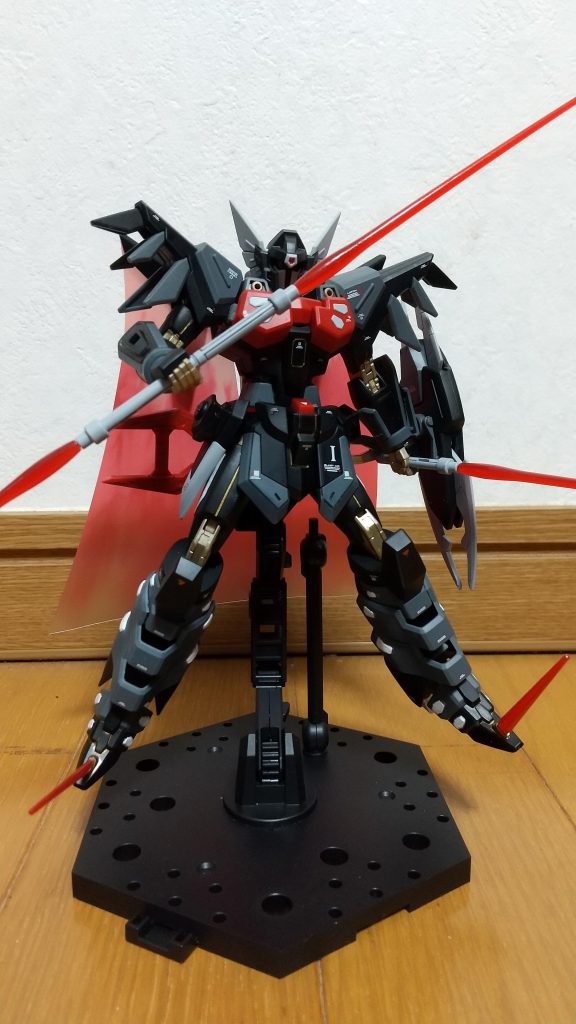 トップ写真更新したので、五刀流写真をアップロードしなおしました。ビームエフェクトを可能な限り取り付けた状態です。ディス・パテールを腰にマウントした状態だと、ビームサーベルと干渉するので意外とポーズ取らせづらいです。ご覧いただきありがとうございました。