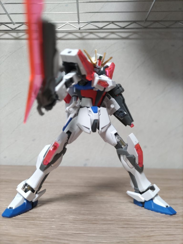カラーリングは白・青をベースにしてクリアパーツが赤系統になるようにしました。まぁ、足と腰しか塗ってませんが、、、