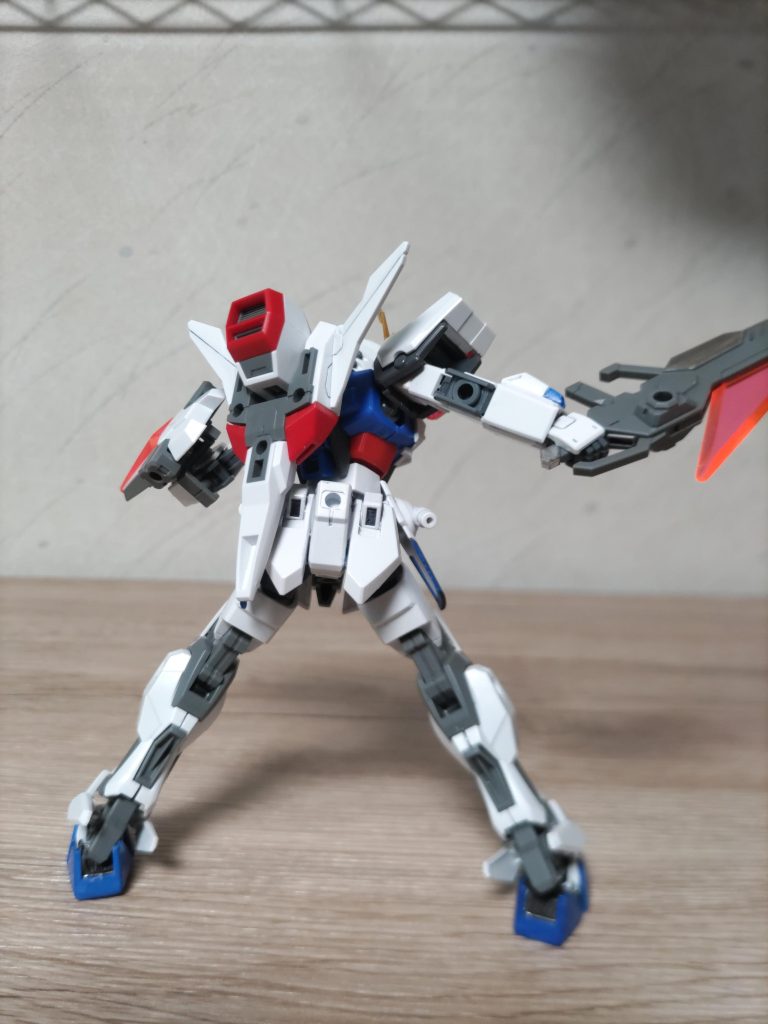 肩パーツはエクシードに合わなかったのでHGCEストライクルージュより転用。少し削ったら接着剤なしで取付可能。ハマったときは嬉しかった。腰裏パーツはハードポイントを残したかったので削って接着剤。