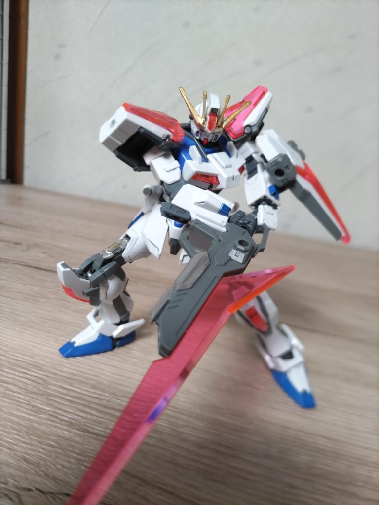 腰の可動域がせまいのでHGを使用。武器の構えが安定して中々GOODそしていつも通りシールはなし。