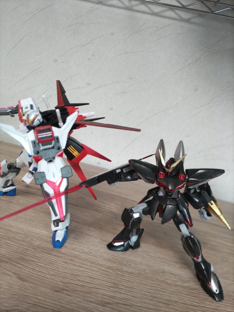 前回作品と闘わせてみた。将来的にデュエルを手に入れたら劇場版再現したいな。先にキット発売されるかもだけど。