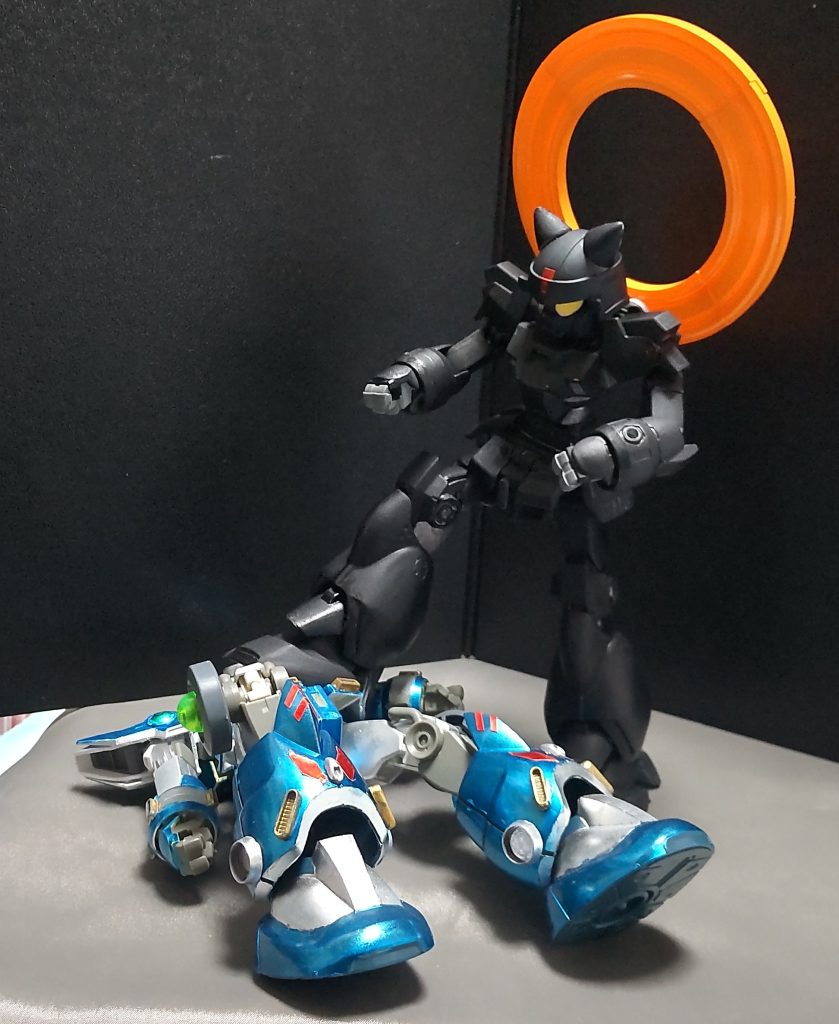 そう、オックスが展開したのは「妨害電波フィールド」でリモコン操作で電波を飛ばしている鉄人にとっては天敵とも言える機能である。※この妨害電波はアンチドートシステムも組まれているので、ガンビットも停止させます。