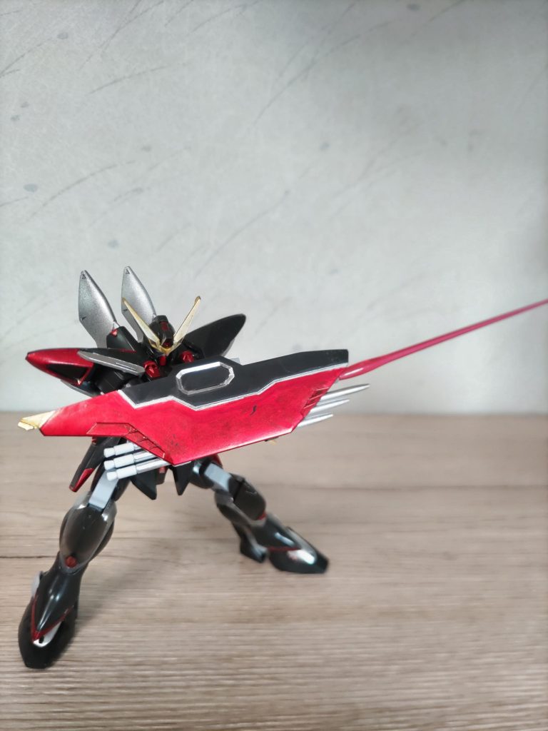 盾はメタルレッドが映えていい感じ。ビームサーベルは他より転用。ぴったりサイズの物があってよかった。このポーズが好き。