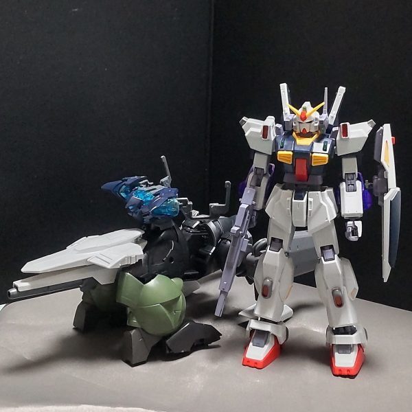 Zガンダムの再放送を観て、無性にガンダムmk2（エゥーゴ）が欲しくなったので、作ってみましたが、これだけで終わるのは物足りないので、オプション装備を作ろうと、メガライダーっぽいのを作ることにしてみました。 ※mk2は「ZガンダムDefine」のマークスクエア風に改造しています。 メガライダーは色々なジャンクを利用してそれっぽく作ってます。 武器はビームキャノンしか無いですが、後2つほどビーム兵器を増設するつもりです。 残りは後方にバーニアやスラスターを取り付ければ、形が出来るのでじっくりやっていこうかと思います。（1枚目）