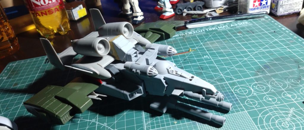 まえの使用した翼がしっくりこなかったので境界戦記のストークキャリーの翼を加工したらめっちゃ宇宙世紀感出てると思い後者ほうを採用カラーレシピは黒の部分はミッドナイトブルー・グレーの部分はニュートラルグレー・コクピットの部分はタンと少々白調色したのを採用しました。デカールはあのスネークマウスが気に入ったのでサンダーボルト2インディアナ空軍仕様と余ったナイトシーカーのデカールを使用しましたW