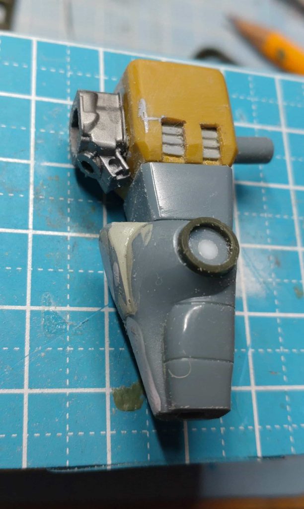 右肩スリット作り直し+シールド基部追加(シールドを裏打ちすると肘に干渉するので)、肘の丸モードも追加です。