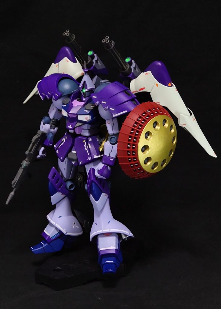 武装を装備。シールドは肩部アーマーに取り付け、ビームサーベルは腰部、ビームライフルは、デスティニーのモノを装備。