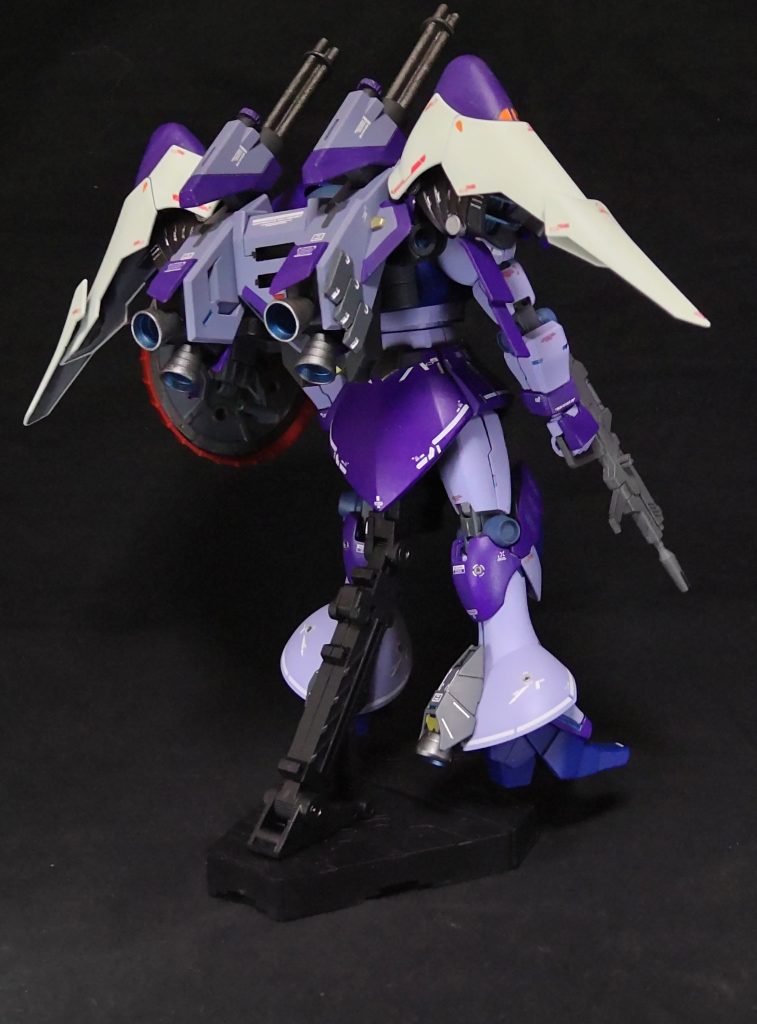 後ろは、こんな感じです。ヴァリュアブルポッドの取り付けは、肩アーマーが干渉するのでギャンの通常のバックパックの上に取り付けてます。