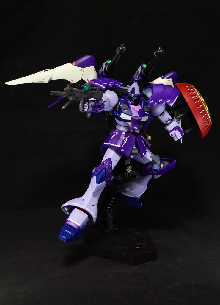 ビームライフルでSeed撃ち。肩アーマーで少し可動が狭くなりました。