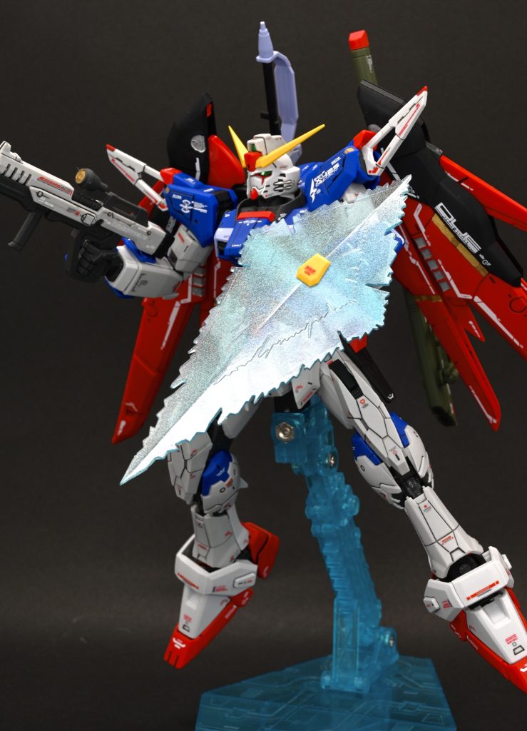 ビームシールドがお気に入り。ガンダムマーカーの光の翼ホロブルーを塗ってます。