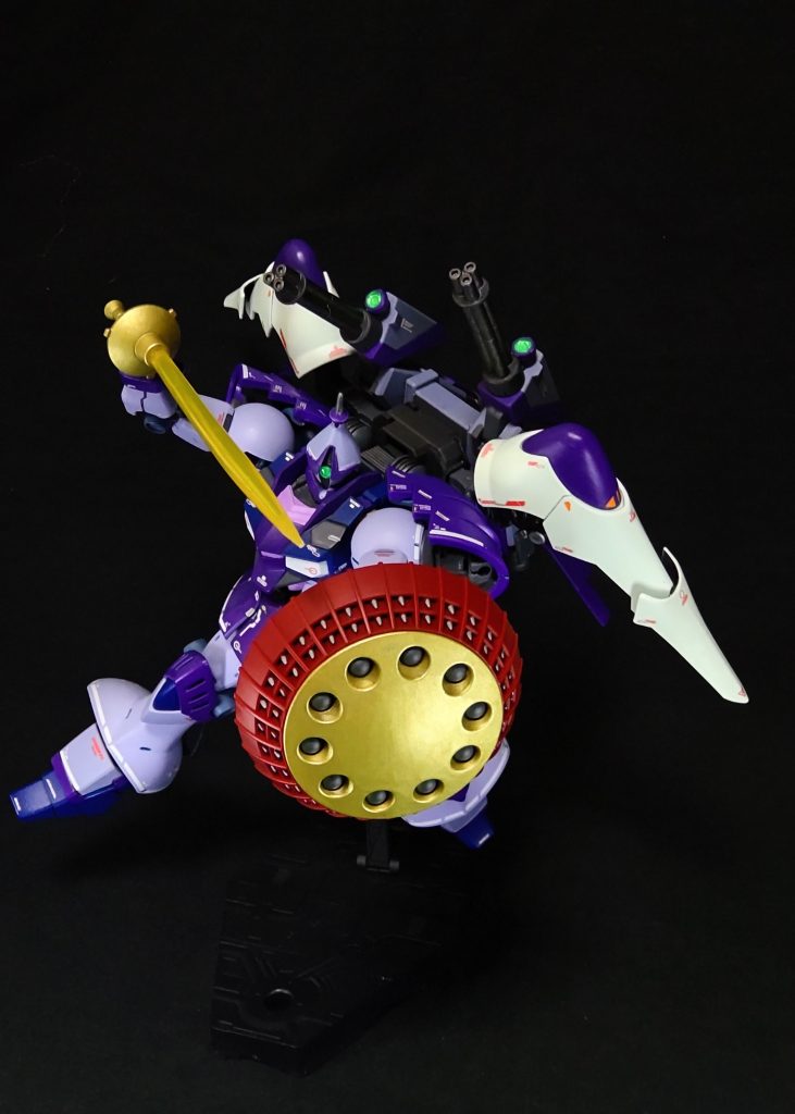 ギャンのアイデンティティーのシールドを構えてポージング。ギャンリバイブ版がベースなので良く動きます。