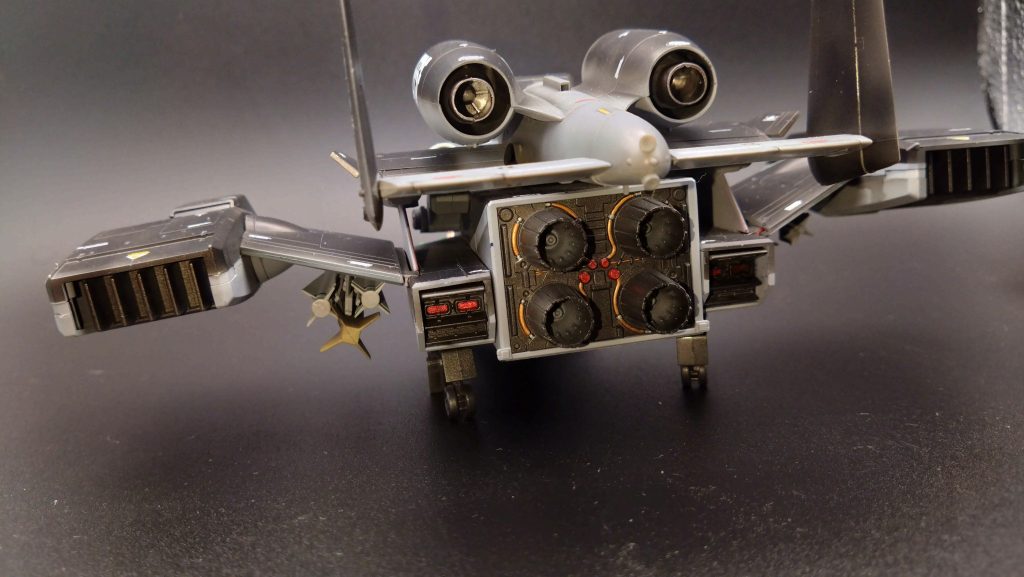 一撃離脱に重視した専用のブースターパックと可変翼搭載垂直離着陸能力もあり高い航続能力と速度能力を可能にした。